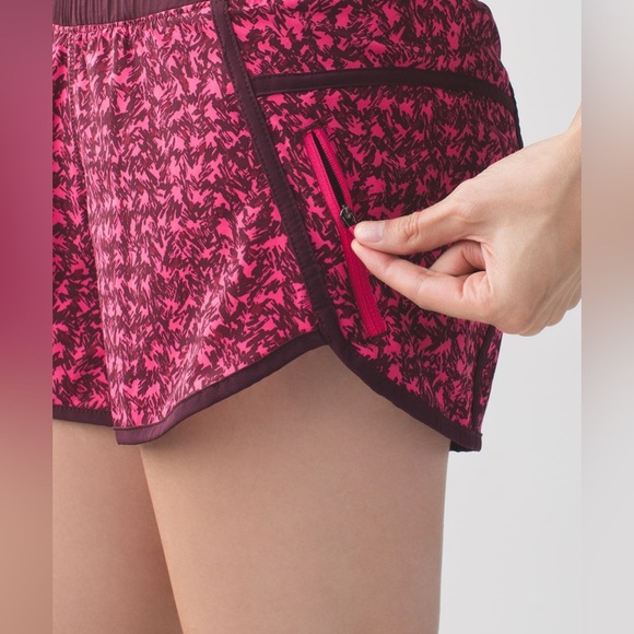 Lululemon Tracker Short III *4-way Stretch size 6 - Picture 2 of 12